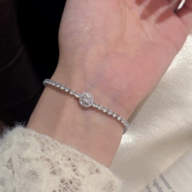 项链;耳钉;手链