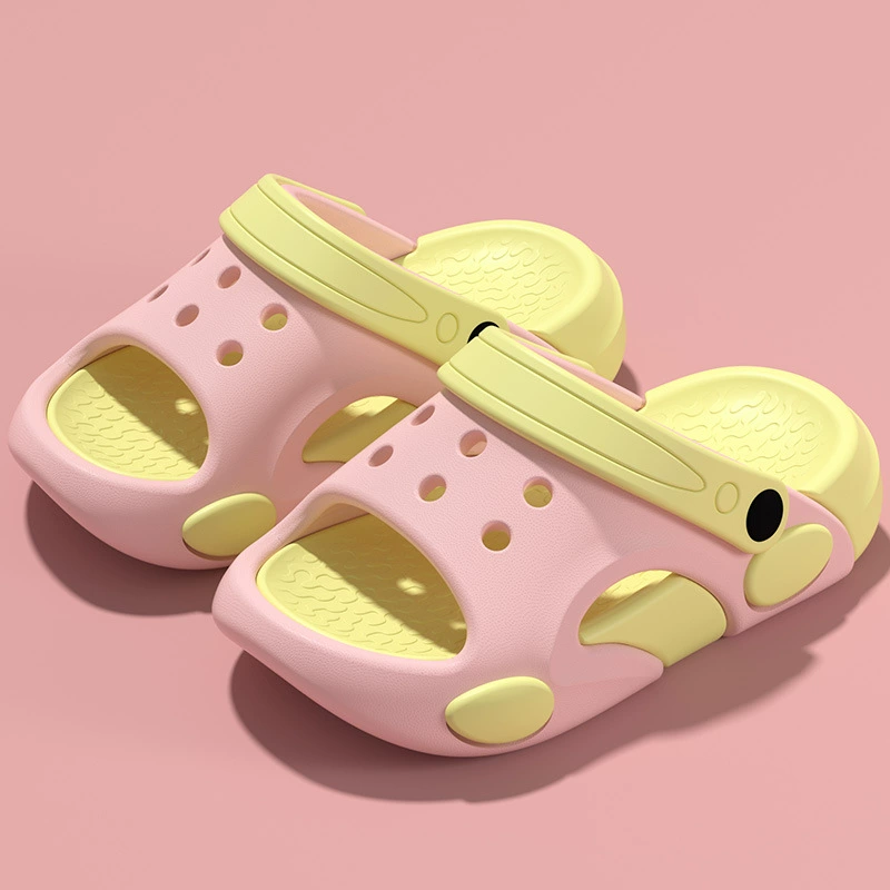 2025 новых летних детских сабо для мальчиков и девочек, для ношения в помещении и на улице, противоскользящие и противоударные сандалии Baotou для детей среднего и старшего возраста.
