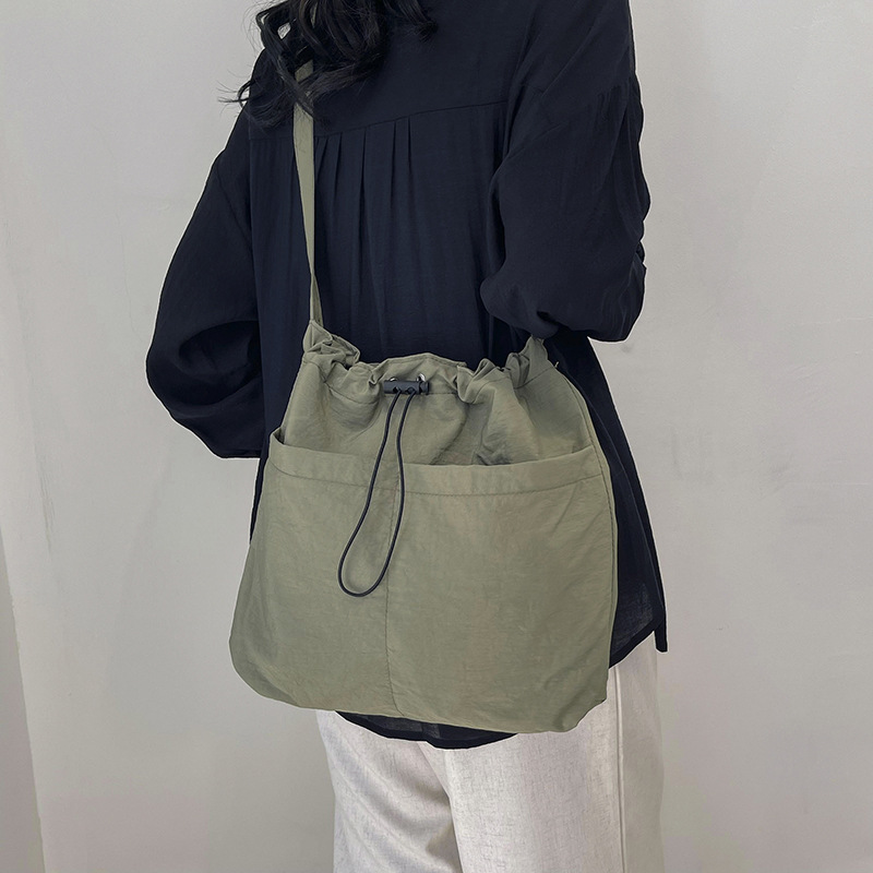A stylish single-shoulder crossbody bag for 2024, a large-capacity casual commuting bag for classes, and a beautiful and fashionable underarm bag for women undefined
