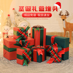 クリスマス装飾品ギフトボックスクリスマスツリーの下のシーンに道具を配置する新年のショーウインドーの積み重ね