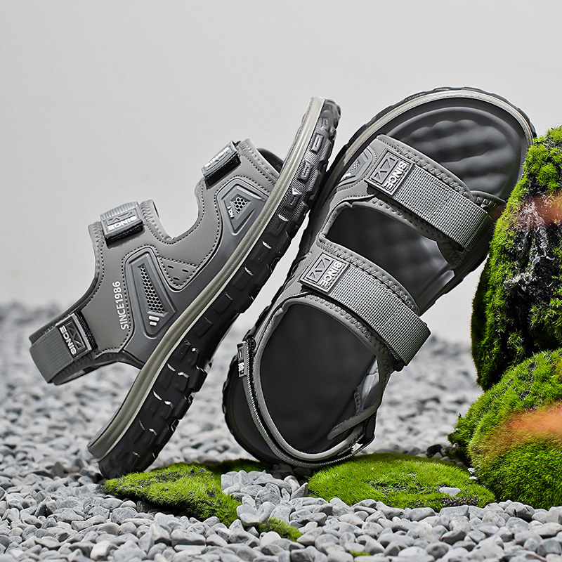 La nueva tendencia de los hombres en la primavera y el verano de 2025, las sandalias de velcro para hombres casuales y versátiles, transpirables y cómodas para todos los días