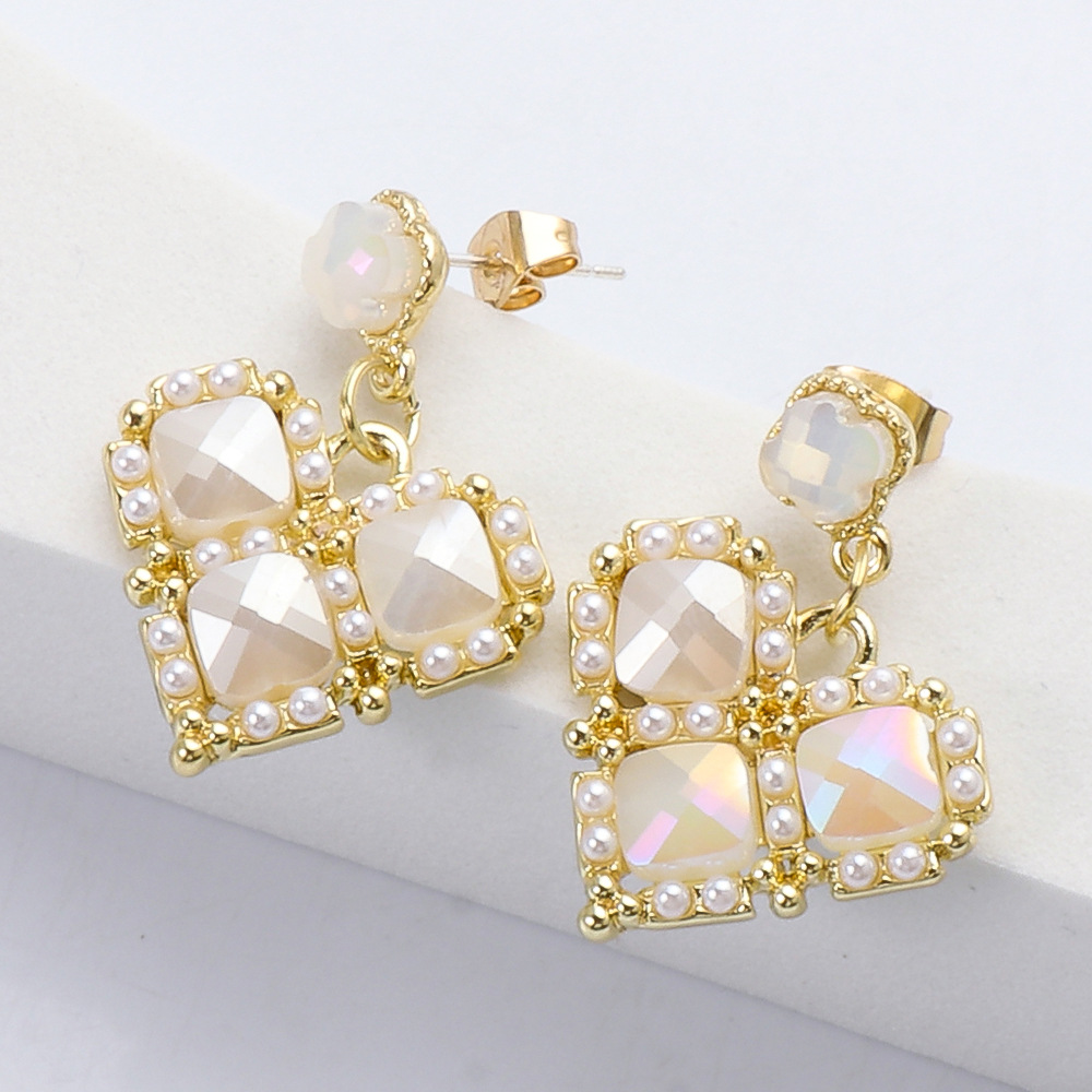 Korean Inlaid Pearl Geometric Heart Earrings display picture 9