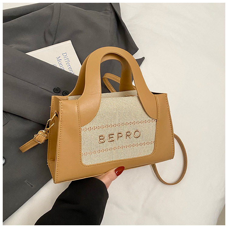2026 estilo de moda letras impresión de mano mano de hombro oblíquo empalme de color nuevo bolso cuadrado simple europeo y americano