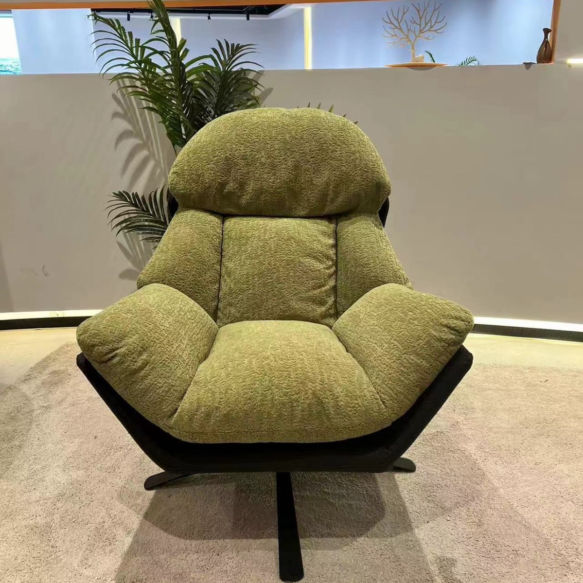 Silla de Sala Minimalista Italiana, Tapizada con Plumas, Giratoria y sin Marco de Madera