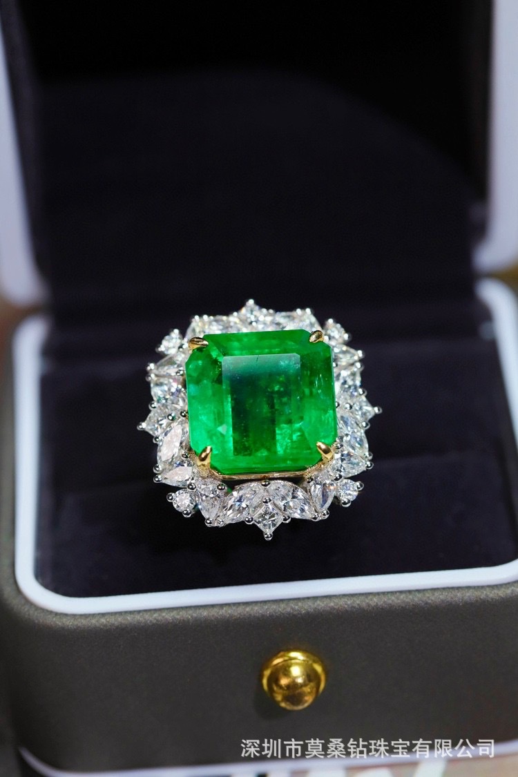 18K thick golden diamond 12.26 Grand carat emerald Luxury…