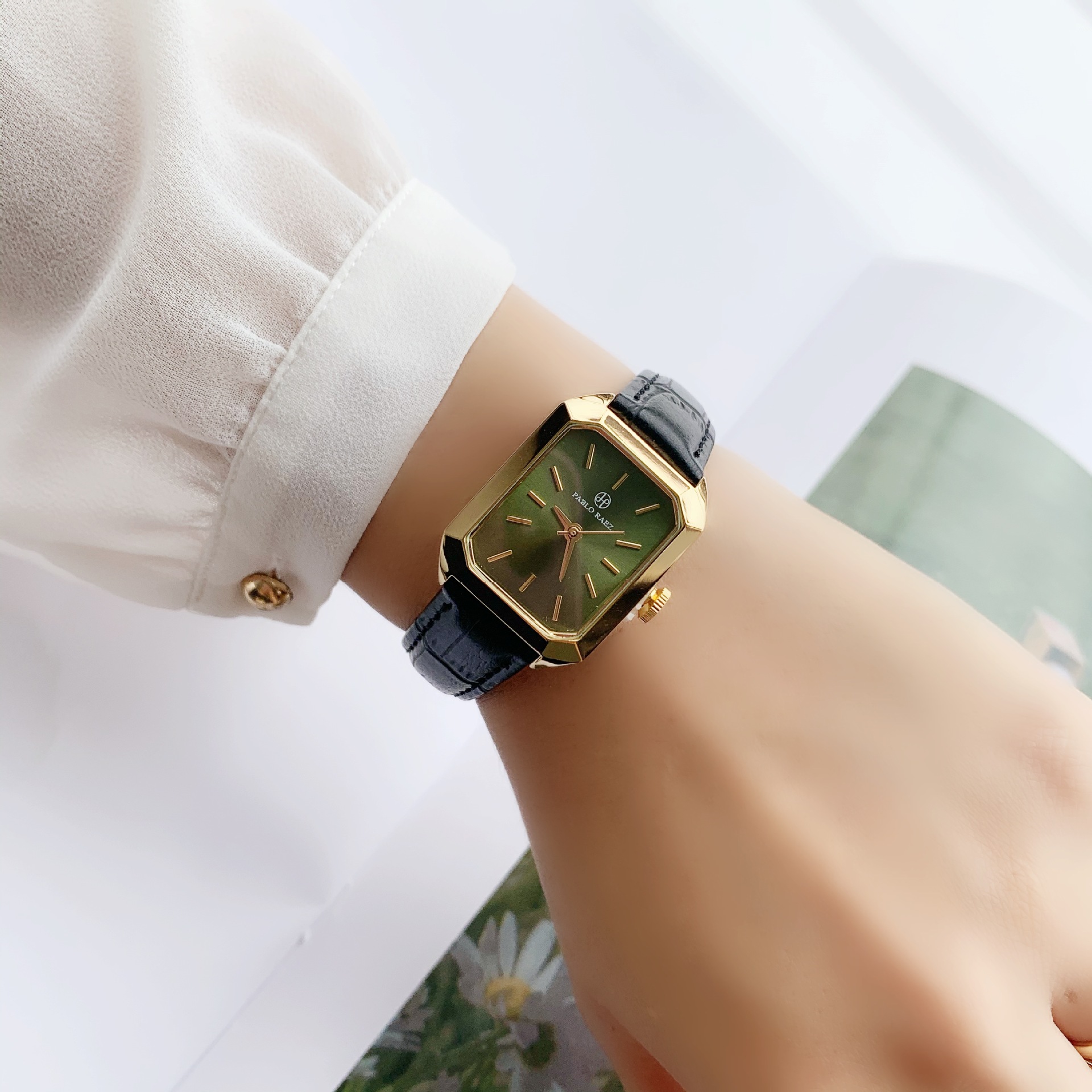 Nuovo piccolo orologio verde di lusso leggero Cintura casual alla moda Orologio da donna Quadrante quadrato Orologio da lavoro Regalo di fascia alta per impiegati e studenti_voghion.com