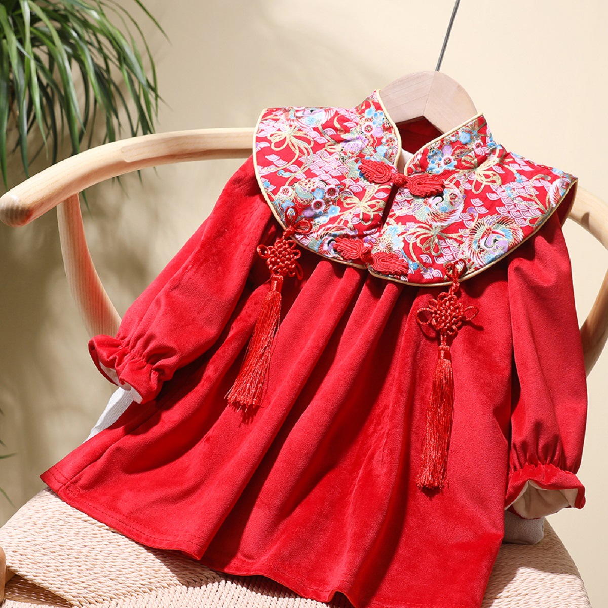 Conjunto de invierno para niña con traje Tang de estilo chino y vestido cheongsam, forrado de lana y engrosado, atuendo de Año Nuevo para niños a la moda.