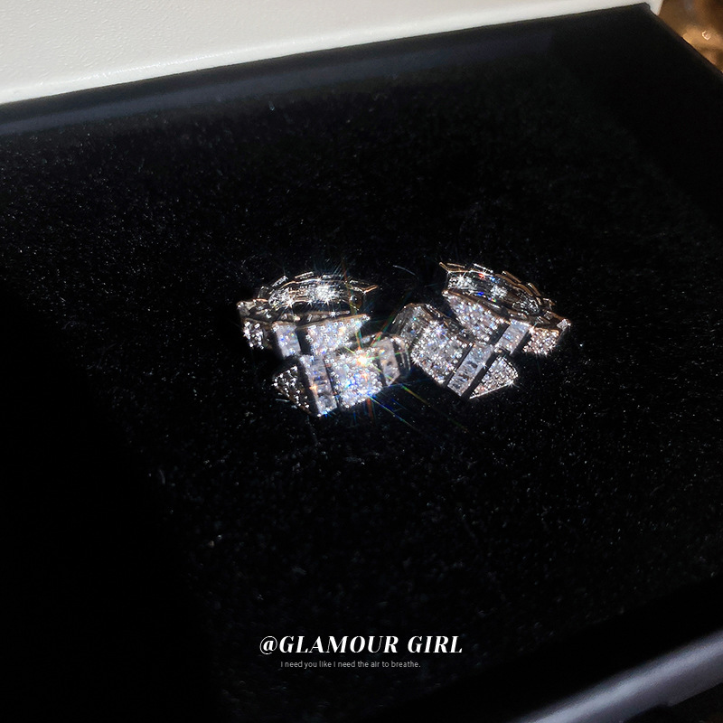 En forma de serpiente en forma de C ZIRCON clip de oreja nicho creativo sin oreja clip de hueso elegante luz de lujo de alto grado pendientes al por mayor para las mujeres