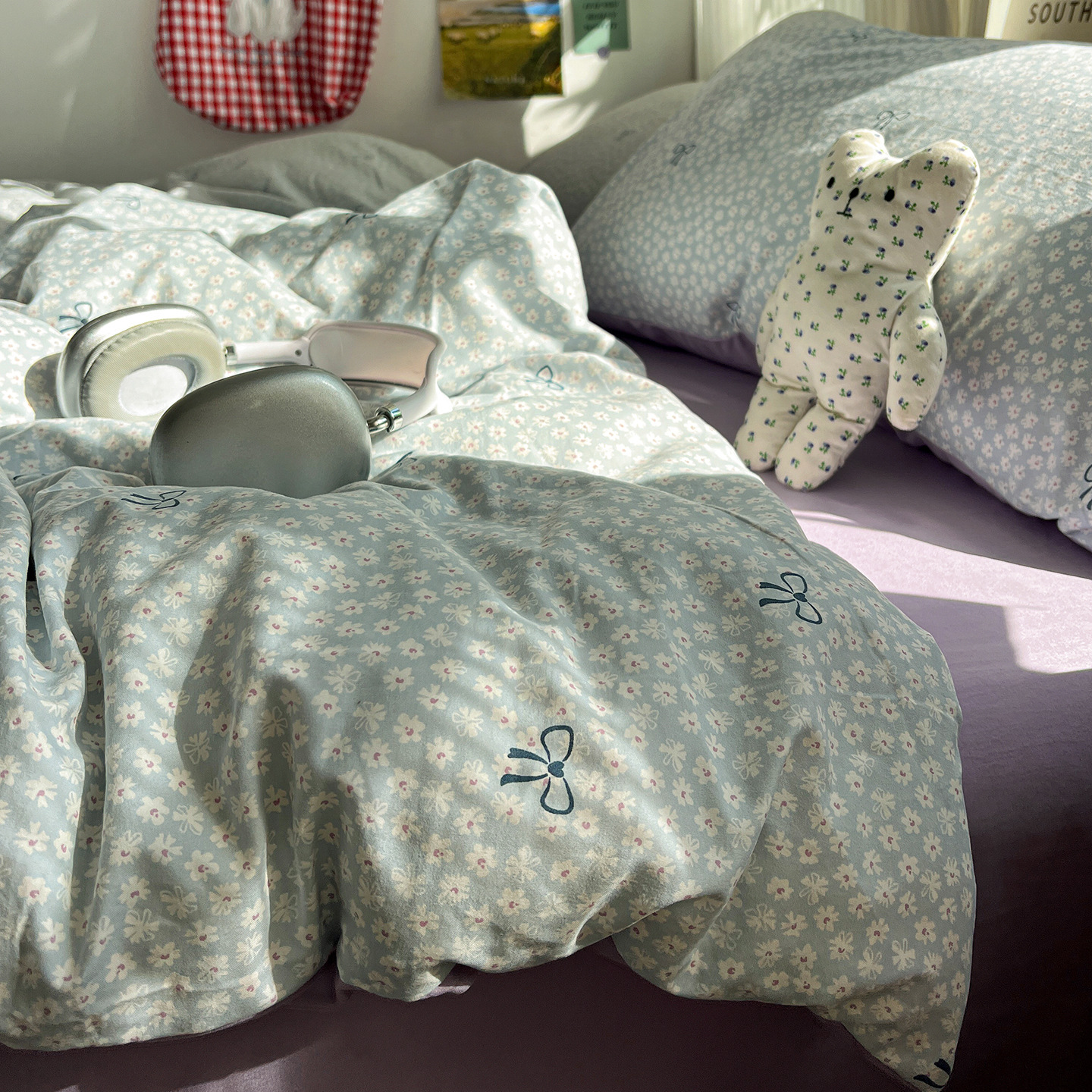 Una clase de cama ultra suave cuatro piezas de grado madre-infantil puede dormir desnudo sábanas cubierta de cama dormitorio de estudiantes tres piezas