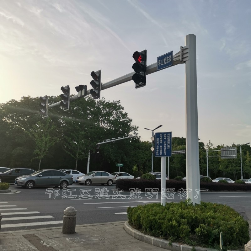 人行道交通信号灯杆、八角杆交通信号灯杆、交通信号灯杆定zhi