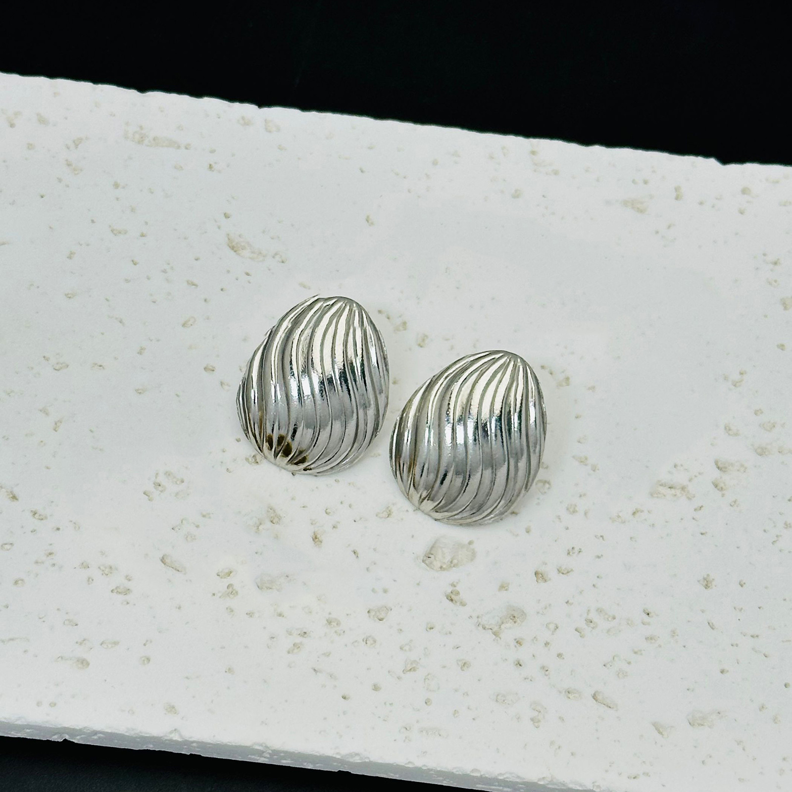 Pendientes de acero inoxidable a rayas cuadradas de tendencia de alta gama transfronteriza europea y americana Pendientes de 18K de lujo ligero para mujer al por mayor