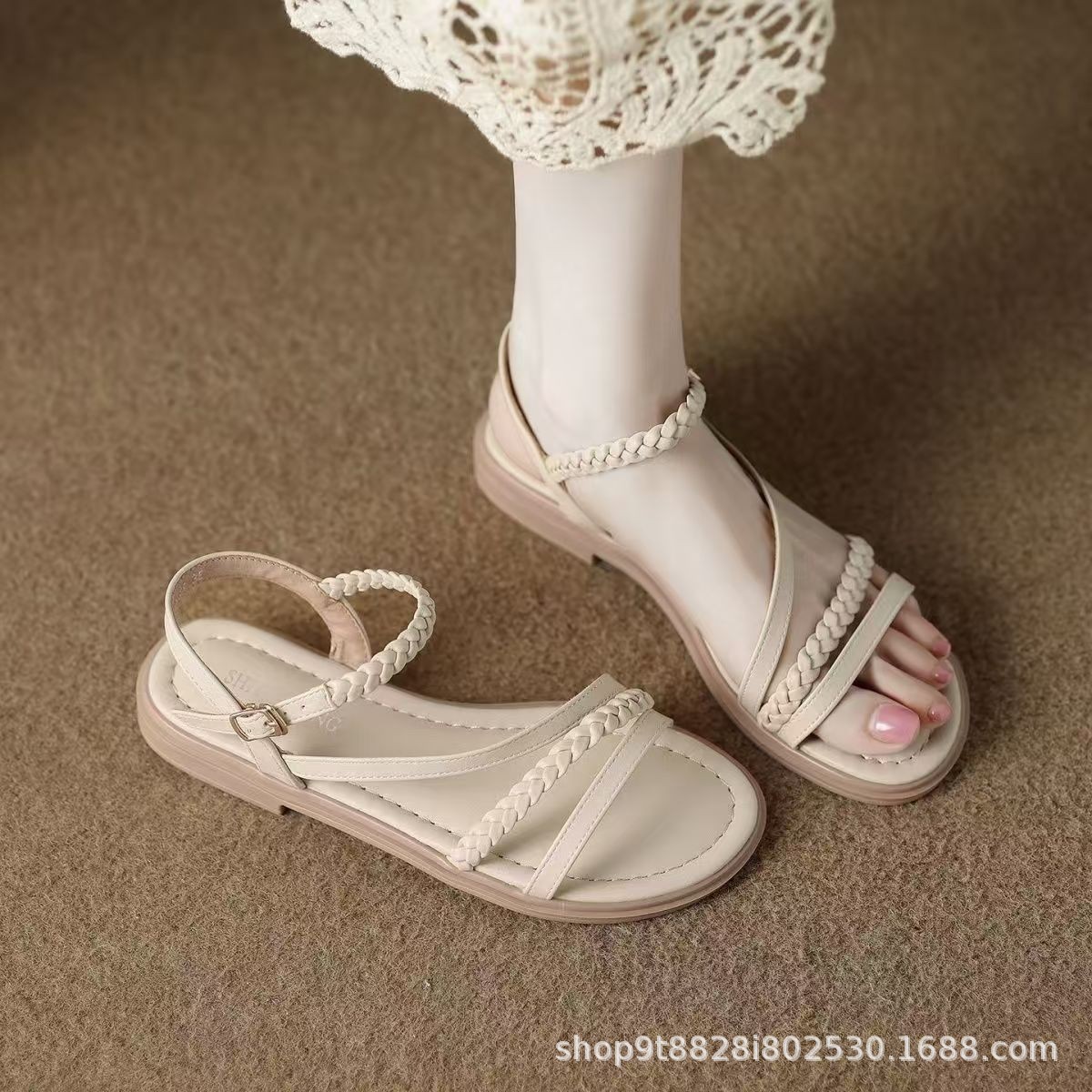 Zapatos para mujeres verano de 2026 nuevo estilo de hadas piso plano tejiendo sandalias francesas para estudiantes sandalias romanas de suela suave