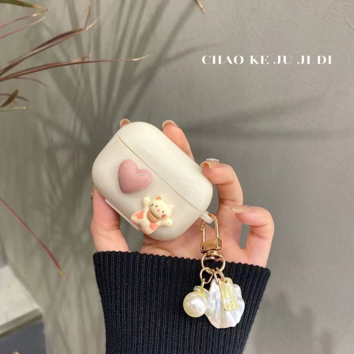 Funda protectora para auriculares Apple Airpods 4 con diseño de oso en forma de corazón, color blanco roto, adecuada para auriculares pro3