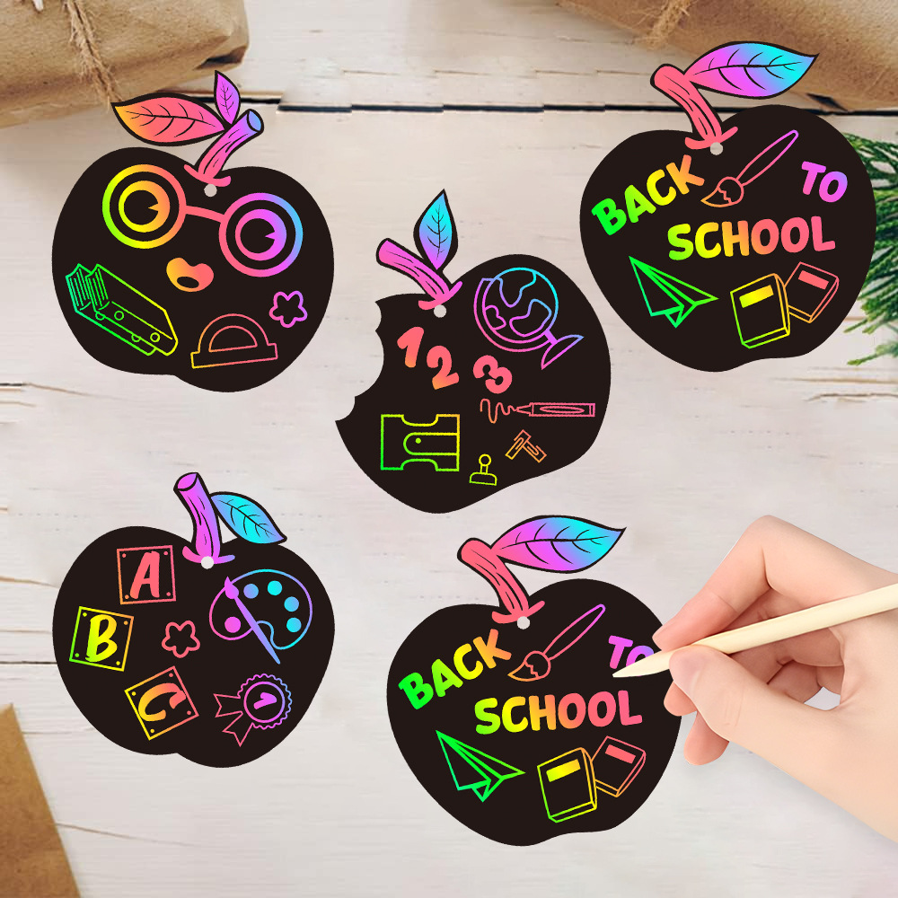 Nuevo estilo transfronterizo decoración de temporada escolar pintura raspadora de bricolaje tema de regreso a la escuela decoración de fiesta colgante de tarjeta rasca de manzana