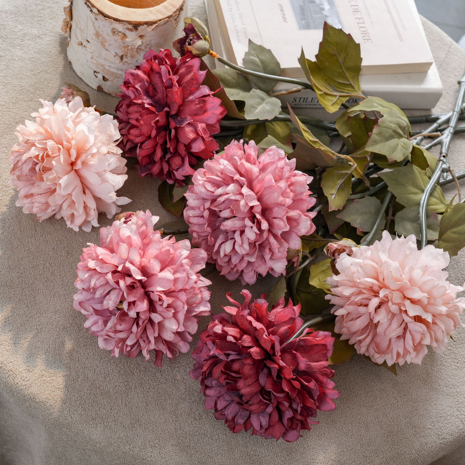 Wuheng Peony falsificó flores y plantas verdes artesanías de decoración de bodas al por mayor INS fabricantes de flores de simulación transfronterizas con flores en la mano