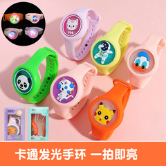 子供漫画発光手環学生夜光手環赤ちゃん閃光ジャイロ腕時計露店夜市玩具