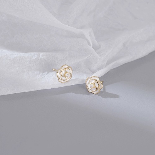 s925 sterling silver camellia earrings, fashionable and high-end pearl earrings, retro small fragrant Internet celebrity temperament earrings