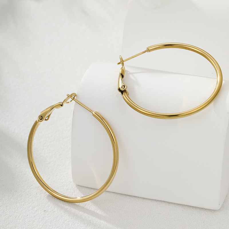 Xuping personalidad transfronteriza de Europa y Estados Unidos exagerada gran auriculares de acero inoxidable geometría simple auriculares circulares al por mayor personalizados