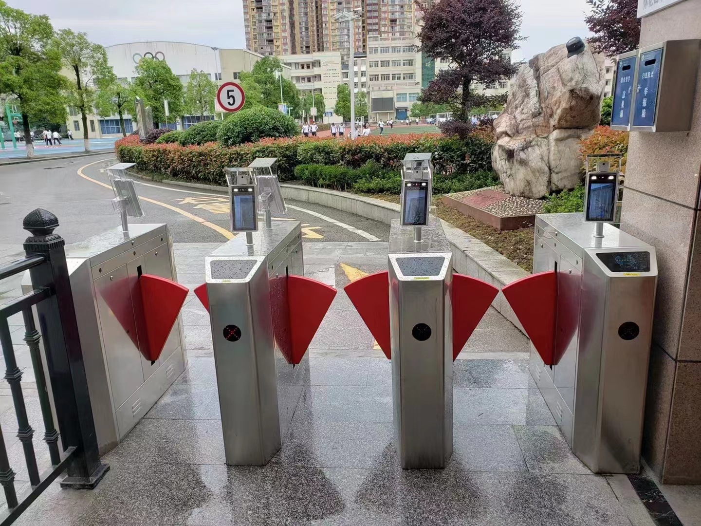 学校闸机校园人脸识别测温健康码小摆闸学生信息实时推送家长手机