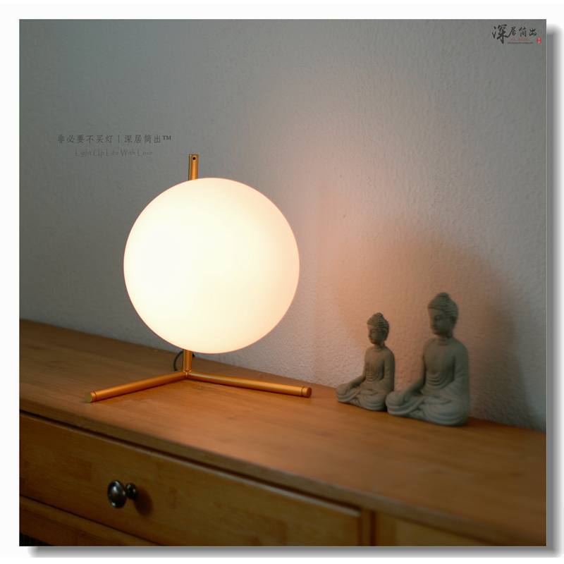 现代简约白色磨砂玻璃台灯北欧风格圆球装饰灯温馨暖光卧室床头灯