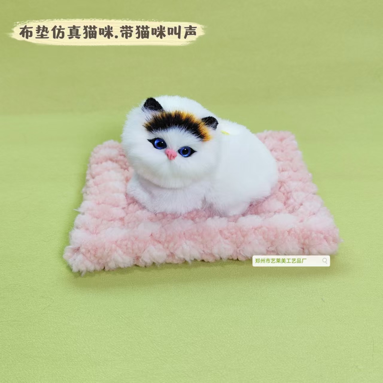 핑크색 천 패드 블랙헤드 누워있는 고양이