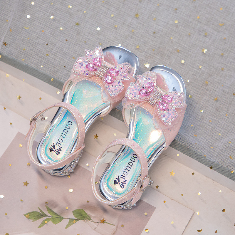 Sandálias de niñas 2026 primavera y otoño nuevos zapatos de baile de suela suave de talón bajo mariposa cristal princesa zapatos de suela suave