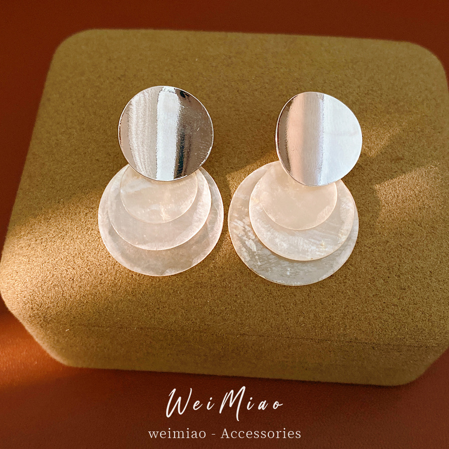 Aguja de plata conchas geométricas pernos redondos accesorios de vacaciones temperamento de moda pendientes de lujo ligero de alta sensación de auriculares mayorista