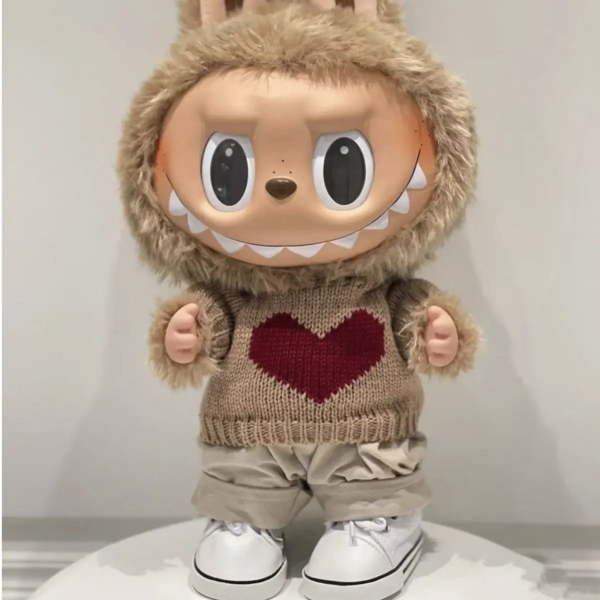 브라운 하트 + 브라운 팬츠 + 화이트 캔버스 슈즈