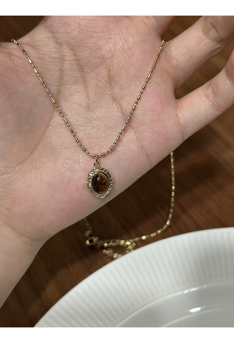 Nuestro collar minimalista de capas combina delicadas cadenas y un lujo discreto. Llévalo como un pequeño recordatorio de tu propia belleza y tranquila confianza. Diseñado_voghion.com