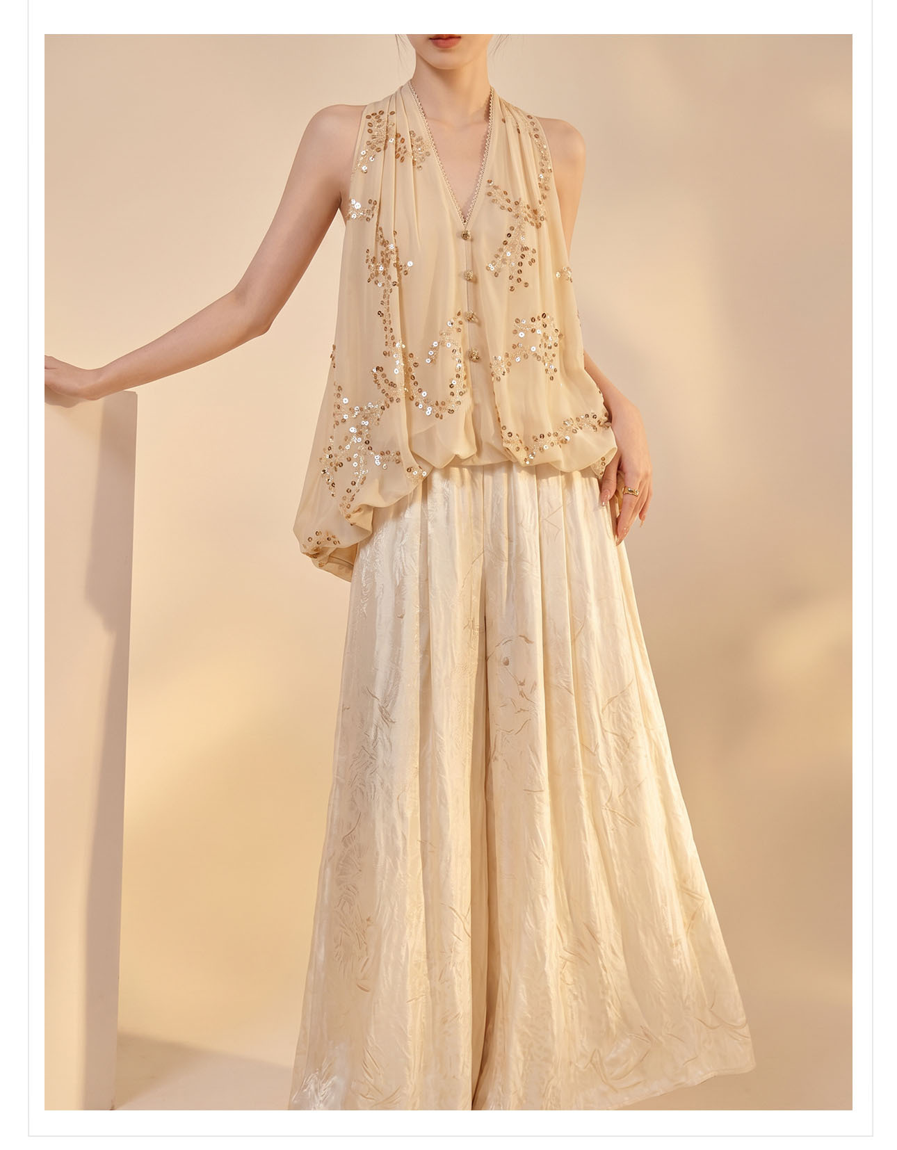 Áo cổ yếm V cổ chiffon thêu sequin không tay form rộng — Sữa hạnh nhân chi tiết 13