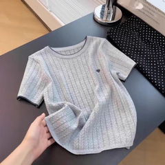 2025 新しい夏のスタイルの女性のための右肩ニット半袖 T シャツコントラストカラーラウンドネック刺繍ショートインナーレイヤリングシャツトップ