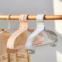 ハンガー家庭用ハンガーには、滑り止めのない洗濯物が大人の太くなっている寮の学生が大きな服を干している。