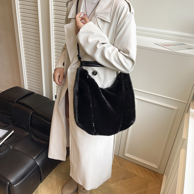 2025 invierno nuevo bolso de lana portátil bolso de brazo fresco bolso de moda de mujer bolso de bolso de bolso dulce bolso de hombro bolso de mochila