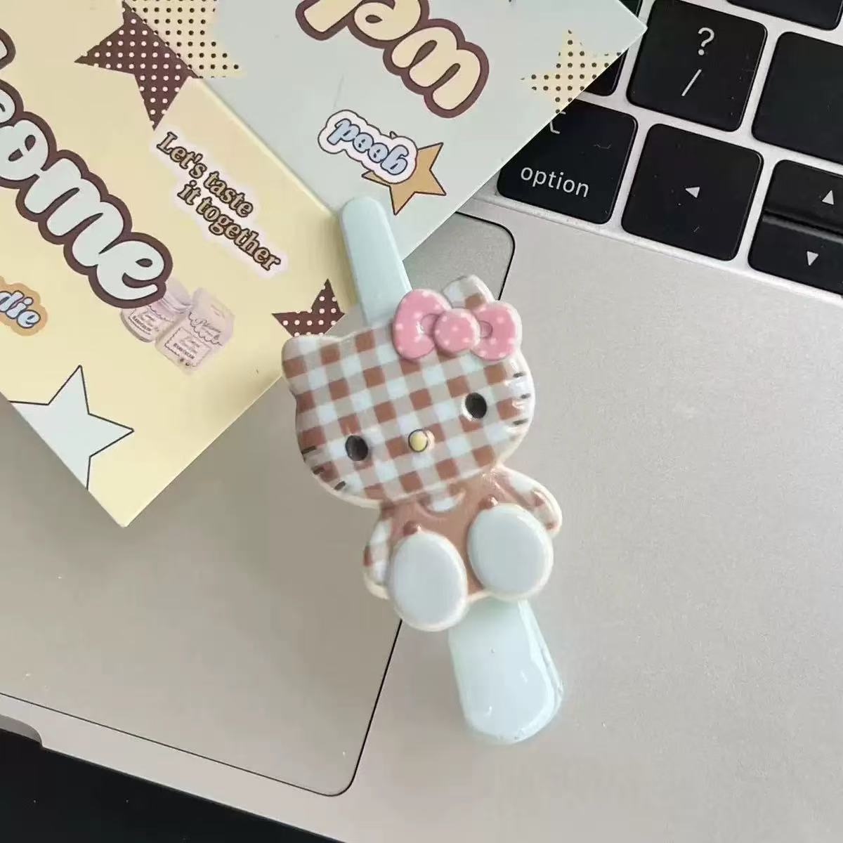 파란색 줄무늬 kt 고양이