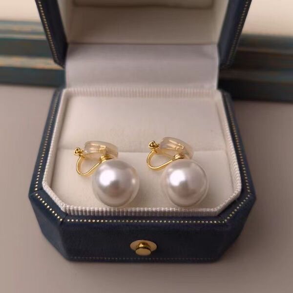 Retro ear clips from pearl