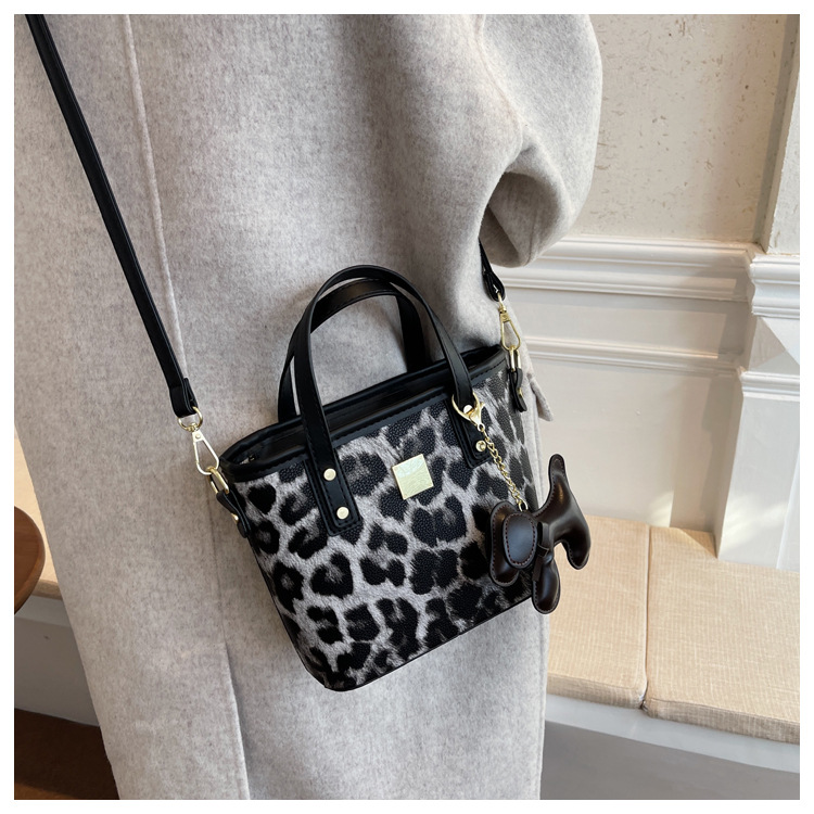Autumn And Winter New Trendy Temperament Leopard Print Single Shoulder Handbag Messenger Bag display picture 10