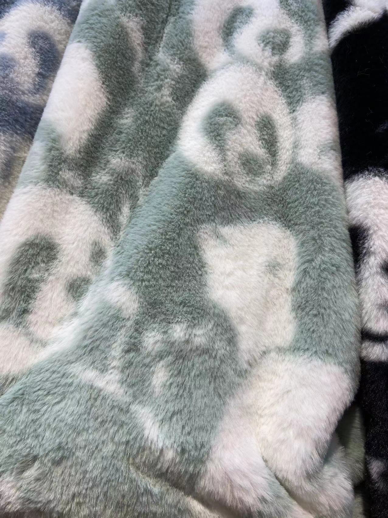 Fabricante en stock imitación de piel conejo impresión oso polar panda franela felpa ropa bufanda alfombra tela del casquillo