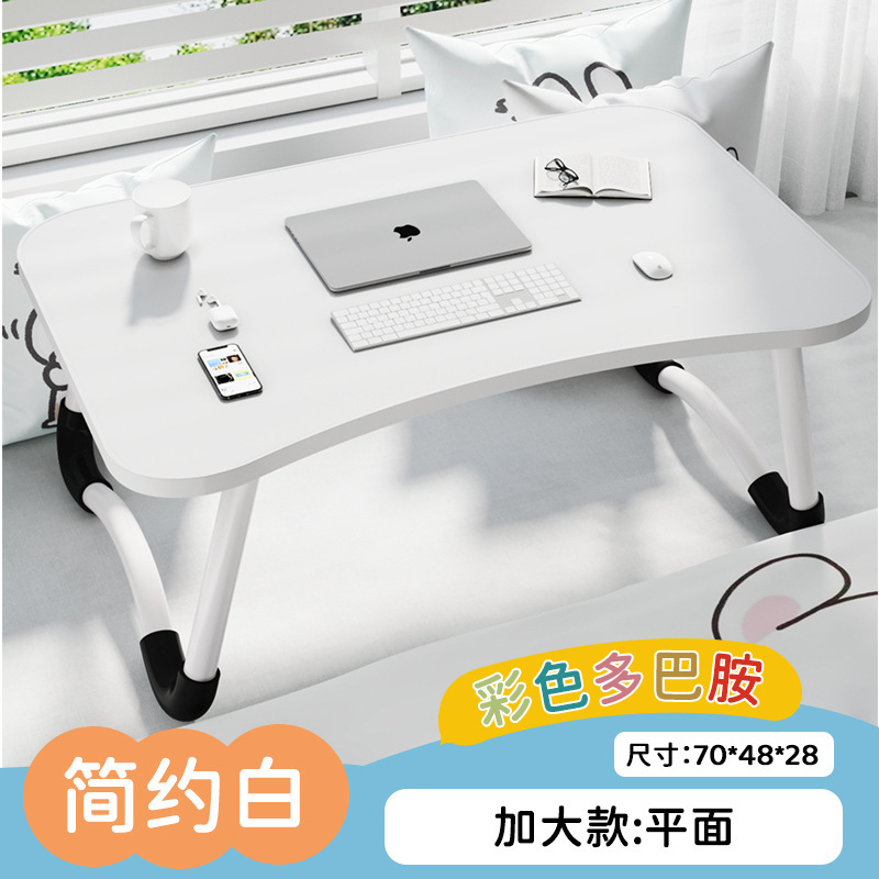 ベッドの上の小さなテーブルは折り畳み式の机があります。|undefined
