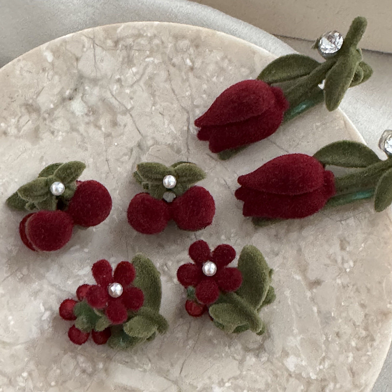 Ötvözetből készült kis cseresznye színű hajtű fejdísz, frufru klipsz, kis virág, gyöngyös kis hajcsat, hajkiegészítők, hajtű oldalsó klipsz, törött hajtű_voghion.com