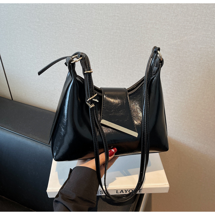 In the summer of 2025, new solid-color underarm bags for women are popular. These are simple and stylish underarm bags, handbags, and candy-colored single-shoulder bags undefined