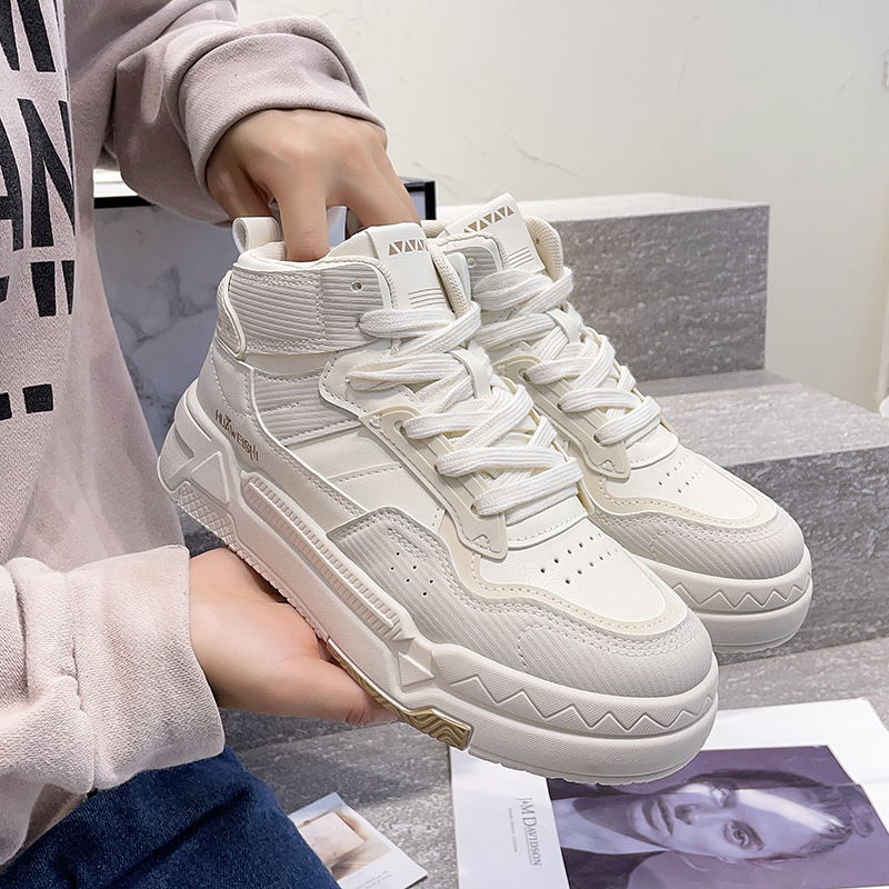 Zapatos altos de diseño de nicho para mujeres 2022 Nuevos zapatos blancos versátiles de INS para estudiantes Zapatillas casuales de aspecto alto