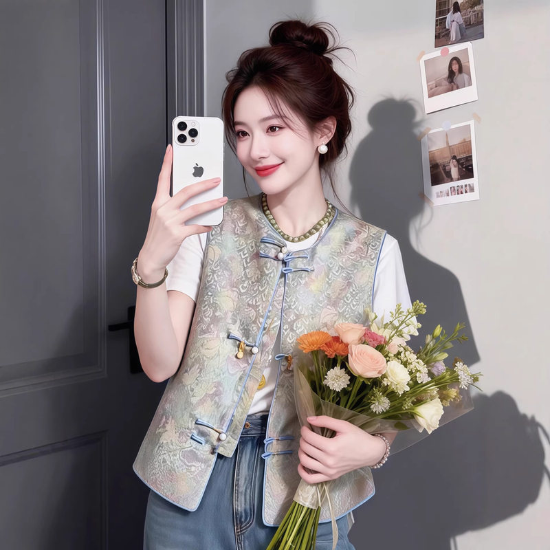 Áo gile nữ không tay dáng ngắn dệt jacquard thêu nổi, cổ tròn một hàng cúc — Áo gile dệt jacquard