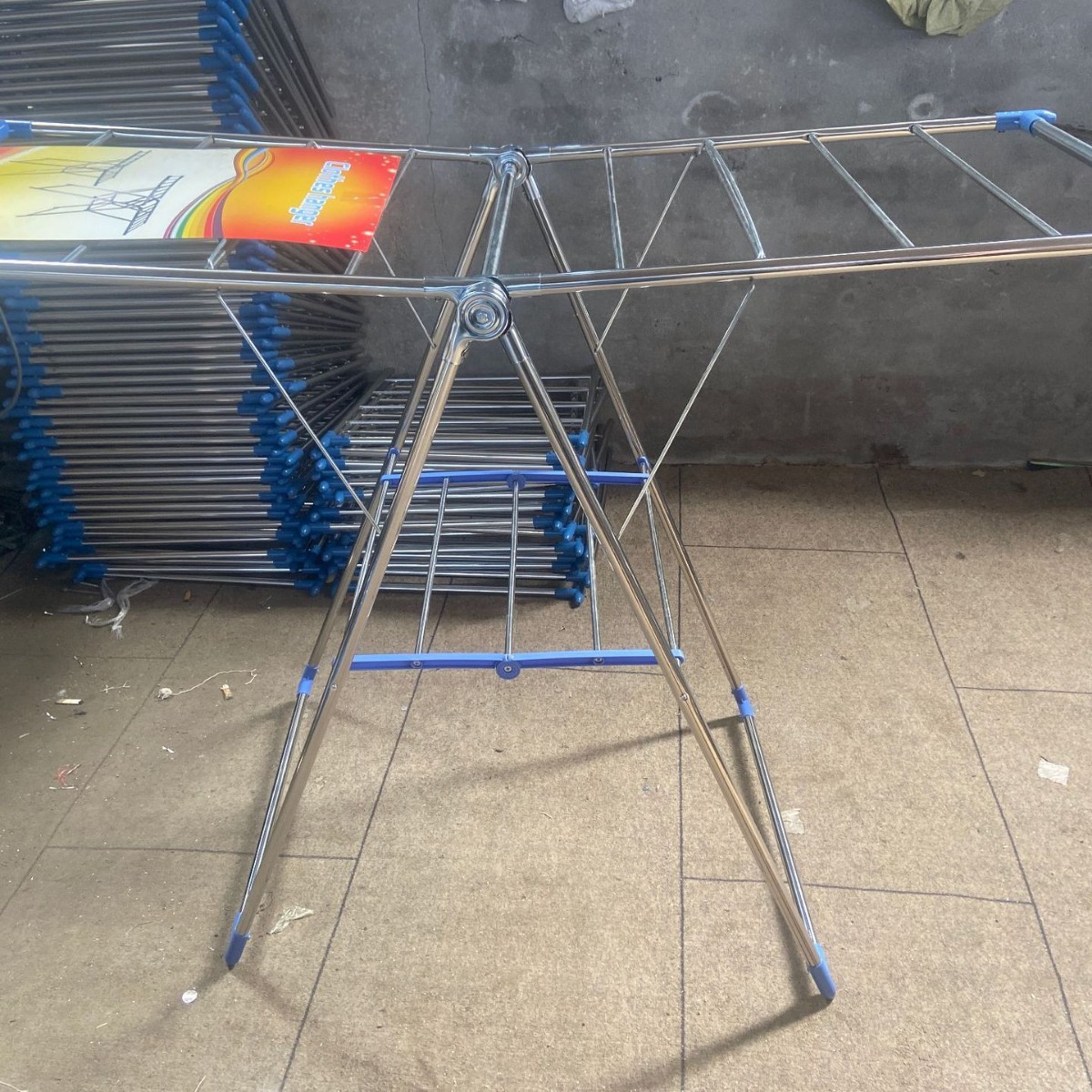 Rejilla de secado de piso en forma de ala plegable de acero inoxidable, terraza, rejilla de secado móvil interior, barra múltiple, barbería, toallero, colcha