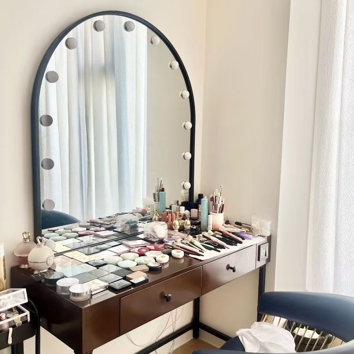 Photo Studio Professional Makeup Table with Lights, High-End Beauty Salon Dressing Table, Wedding Dress Shop Makeup Studio, Professional Dressing Table