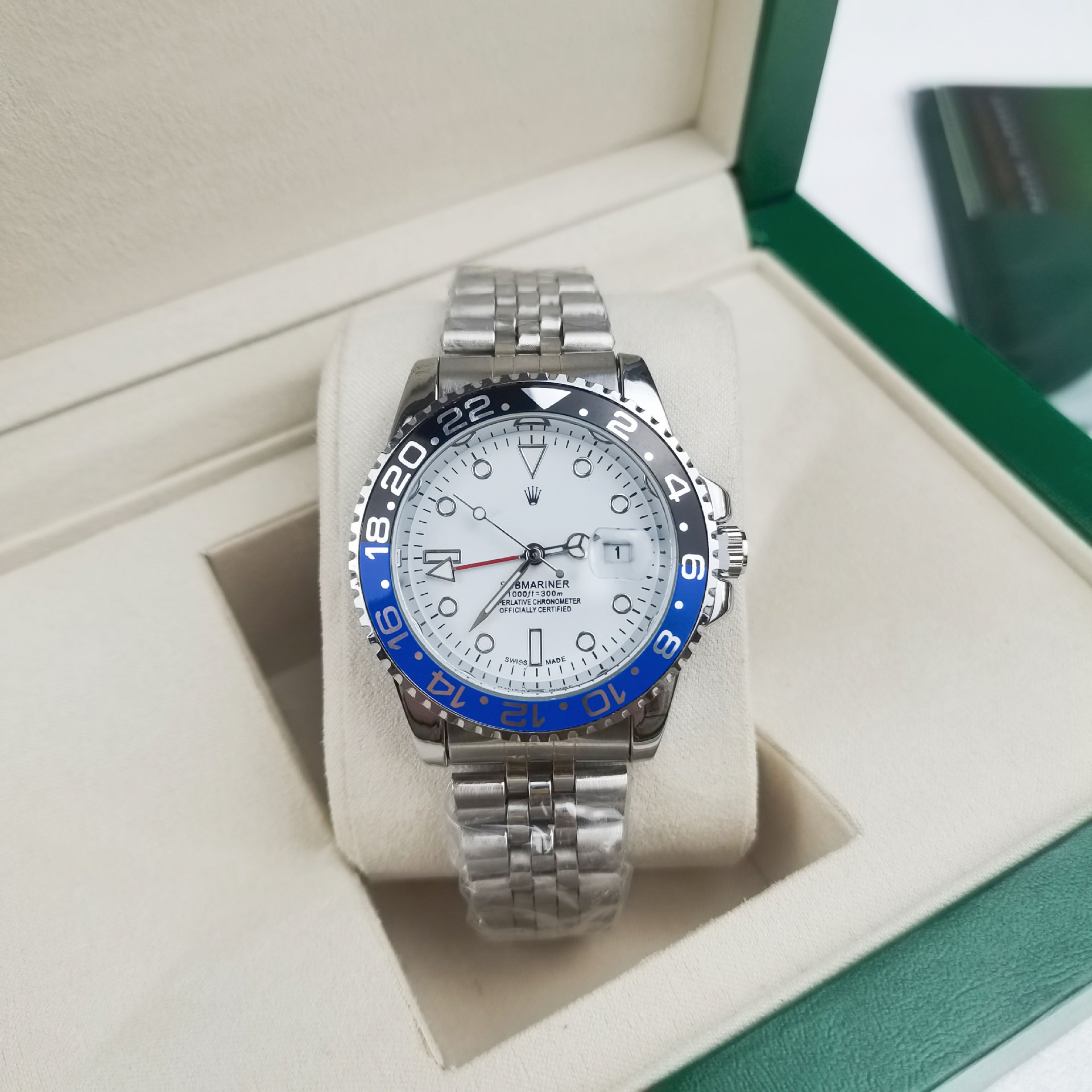 Four-pin coke circle, five-bead silver strap, black and blue circle, white surface