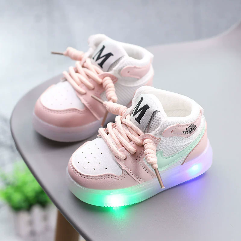 Lighting baby shoes for girls, breathable mesh shoes for sports shoes, board shoes, soft sole baby toddler shoes 1-3 years old 0 spring and autumn
