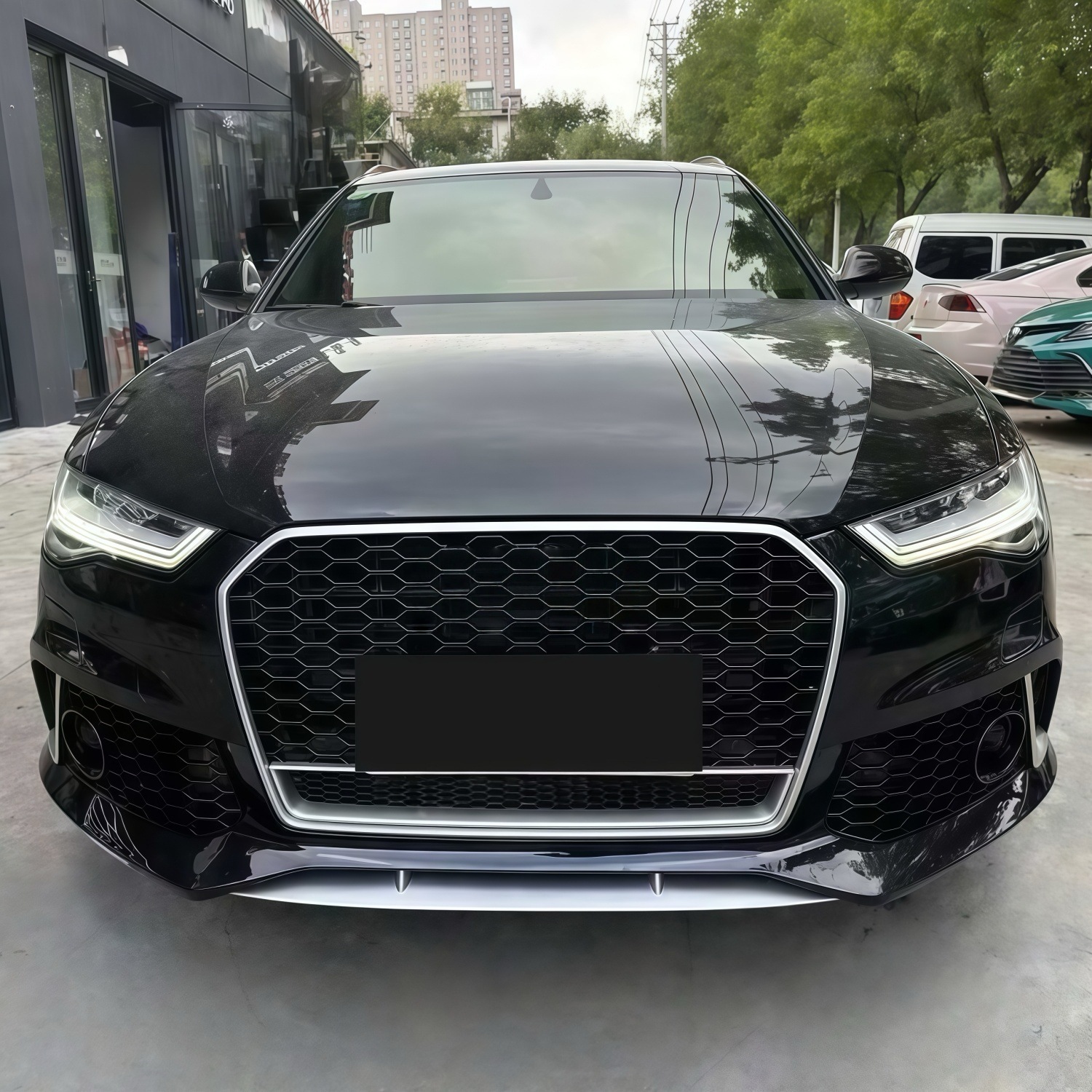 Suitable for Audi A6L models from 2016-2018, this is an upgrade kit for modifying the front bumper to resemble the RS6, including the front grille and bumper