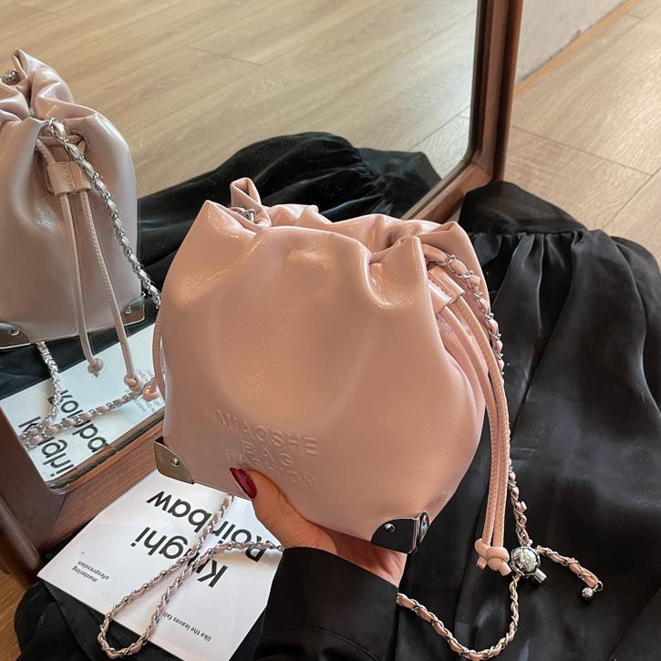 Bolso de cadena de verano popular para mujeres 2025 nuevo estilo versátil bolso de hombro de moda coreana nicho bolso de cubo