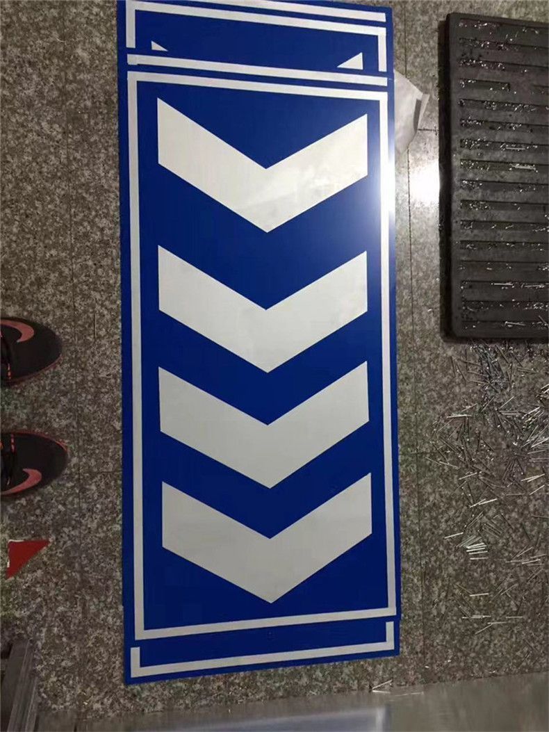 帮手描述图：交通标志牌地下车库停车场道路坡道箭头指示导向诱导