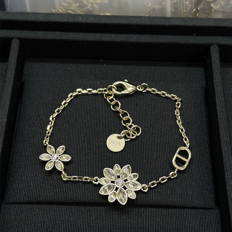 Gold-Tone Snowflake Floral Jewelry - design detail